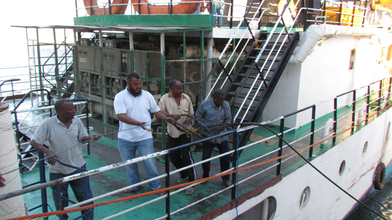 intentando remolcar el barco sin exito. se partió el cable.....que caos
